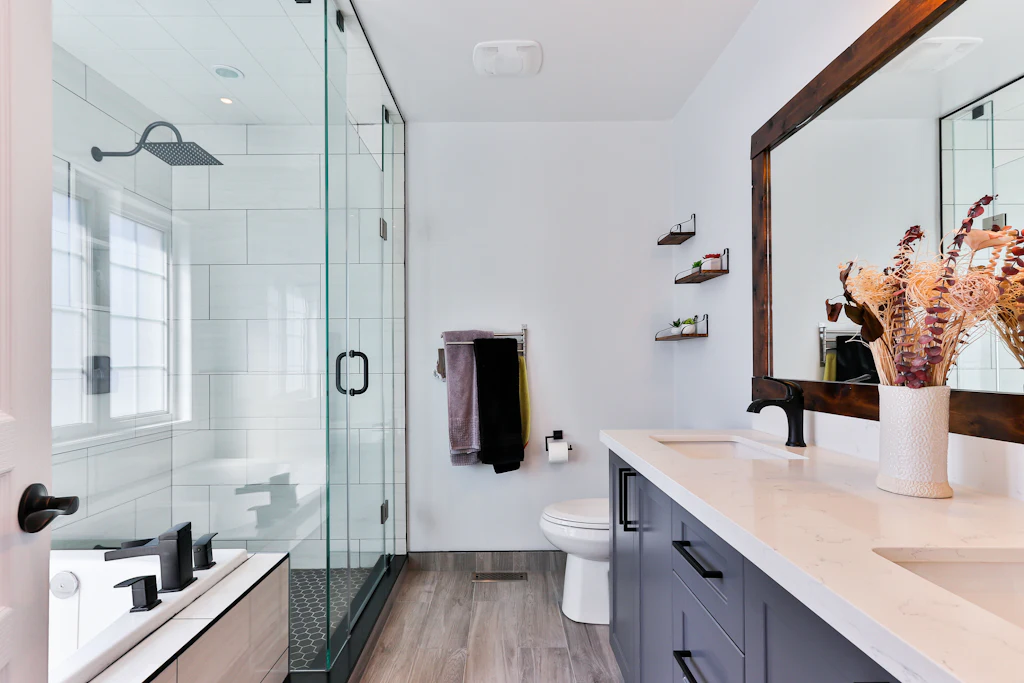 Baño moderno con ducha y vanitory